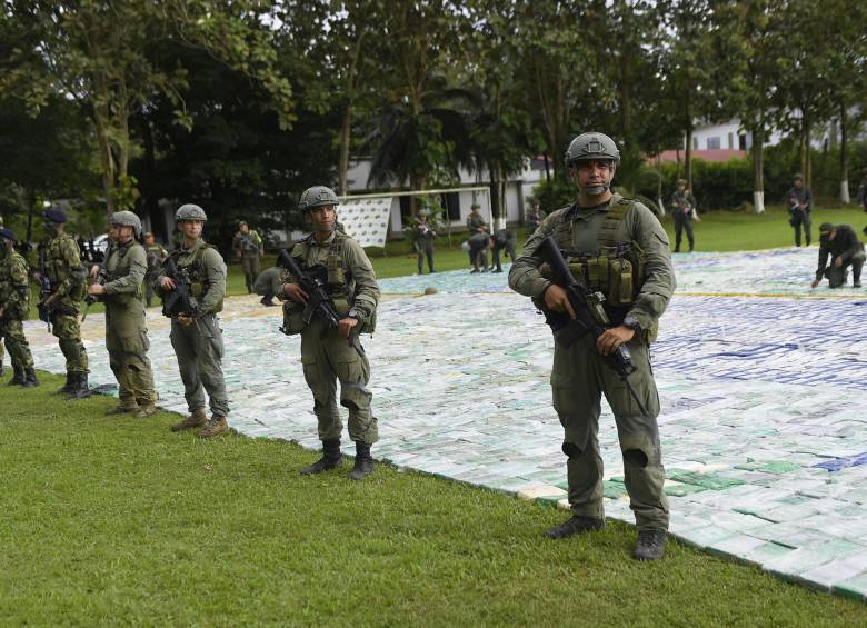 En Urabá, la fuerza pública mostró la droga incautada y continuaba realizando la medición, para establecer con precisión la cantidad, que podría pasar de 14 toneladas. FOTO Cortesía Presidencia