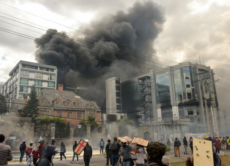 Una nube de humo negro sale del edificio de la Contraloría en la capital ecuatoriana, Quito, incendiado por manifestantes. FOTO AFP