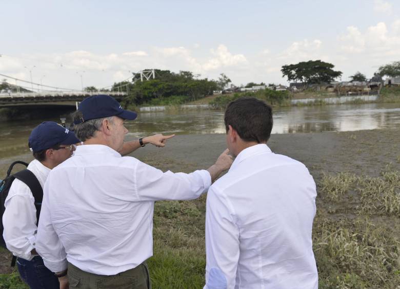 El presidente Santos visitó la zona de la inundación y le pidió a los habitantes del jarillón aceptar la reubicación. FOTO Presidencia