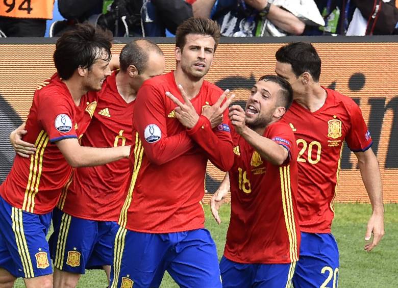 Gerard Piqué (centro) condujo a España a un estreno con triunfo en el inicio del camino a la defensa de la corona en la Eurocopa 2016. FOTO AFP