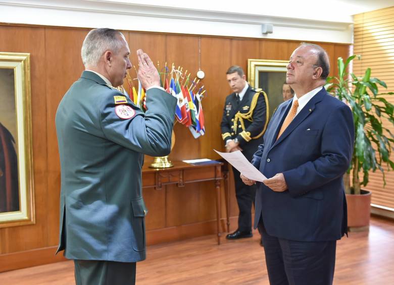 El ministro de Defensa Luis Carlos Villegas, posesionó al general Alberto José Mejía. FOTO CORTESÍA: MINDEFENSA. 