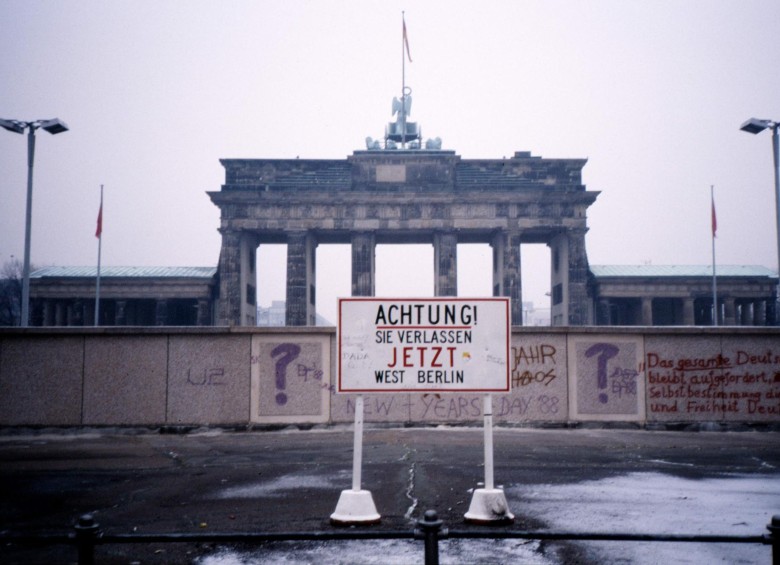 El muro de Berlín frente a la Puerta de Brandenburgo en noviembre de 1988. FOTO AFP