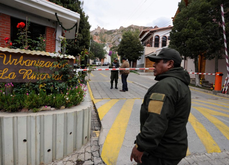 Los policías bolivianos manejan un puesto de control en la entrada principal de la embajada de México en La Paz. FOTO AFP