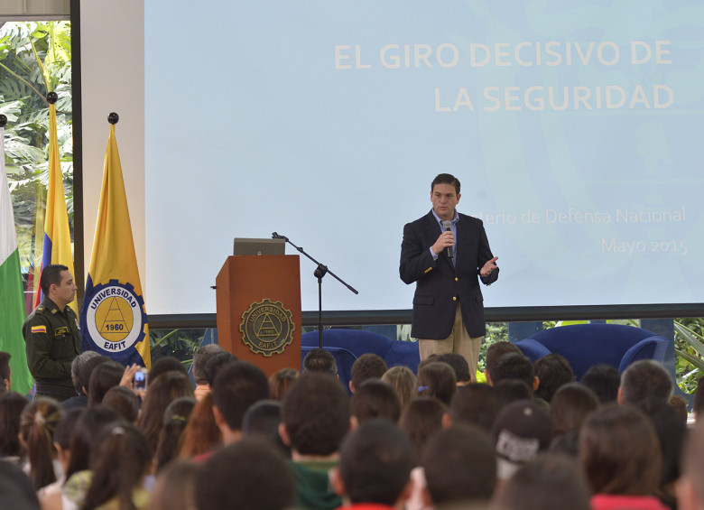 El ministro de Defensa, Juan Carlos Pinzón, expuso ante más de 200 estudiantes de la Universidad Eafit, los logros, retos y proyectos de las Fuerzas Militares y de Policía. FOTO cortesía
