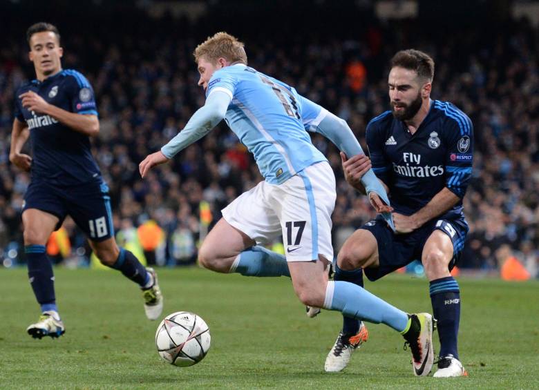 Agarrón de Dani Carvajal sobre Kevin de Bruyne (número 17). Una jugada que refleja la realidad de un partido pasado por las faltas y las pocas opciones de gol. FOTO afp 