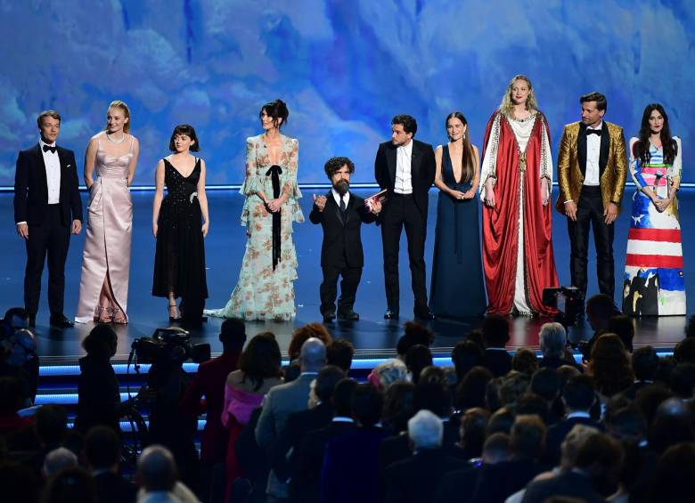 El elenco de Game of Thrones subió al escenario durante la premiación. El programa de HBO obtuvo 12 premios en esta edición de los Emmy. Foto: AFP 