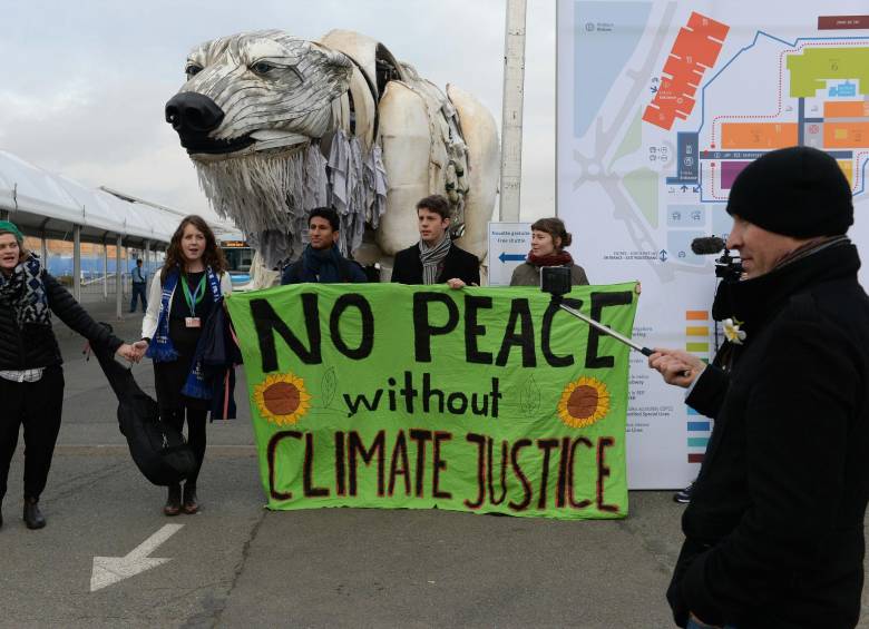 Activistas de Greenpeace llevaron a Aurora, su popular oso polar, a Le Bourget para hacer un llamado a la acción. 