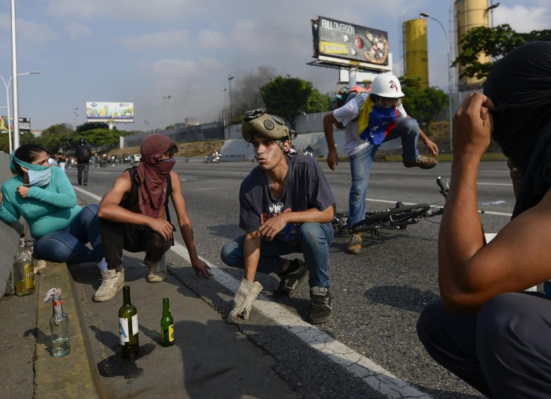 Jóvenes opositores prepararon bombas incendiarias para atacar al gobierno de Maduro. FOTO: AFP
