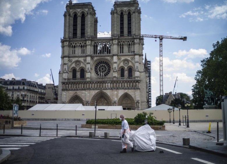 Este lunes se retomaron de trabajos de reconstrucción de catedral de Notre Dame, afectada hace un año por un incendio. FOTO EFE