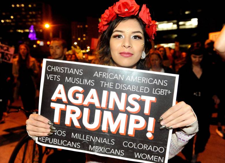 “En contra de Trump”, expresaron miles de manifestantes en Denver, Colorado. FOTO AFP