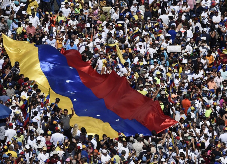 Manifestantes opositores se movilizan este sábado en Caracas. FOTO AFP