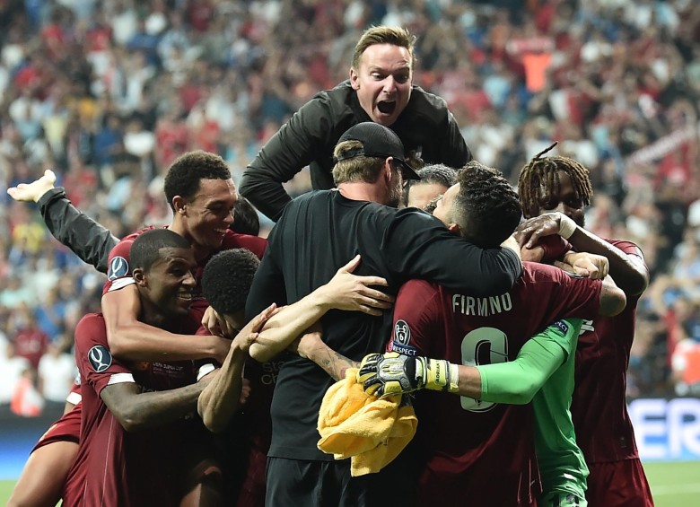 El festejo final del Liverpool tras vencer 5-4 al Chelsea en los penaltis. FOTO AFP