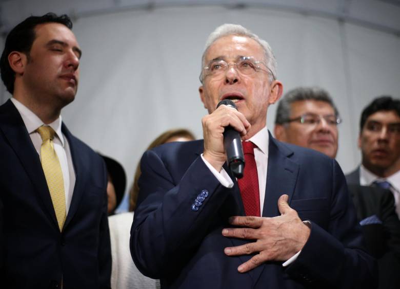 El expresidente Álvaro Uribe usa continuamente sus redes sociales para opinar sobre temas coyunturales del país. FOTO Colprensa