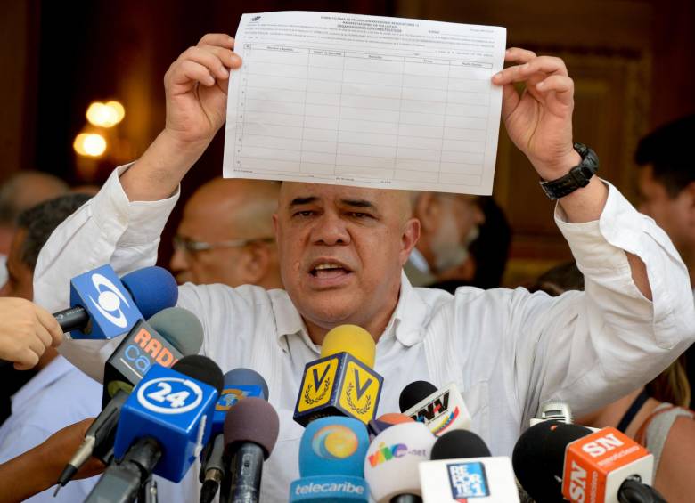 El secretario general de la Unidad Democrática Roundtable (MUD), Jesús “Chuo” Torrealba, muestra el formulario para activar el referéndum sobre la reducción de mandato del presidente Nicolás Maduro. FOTO AFP