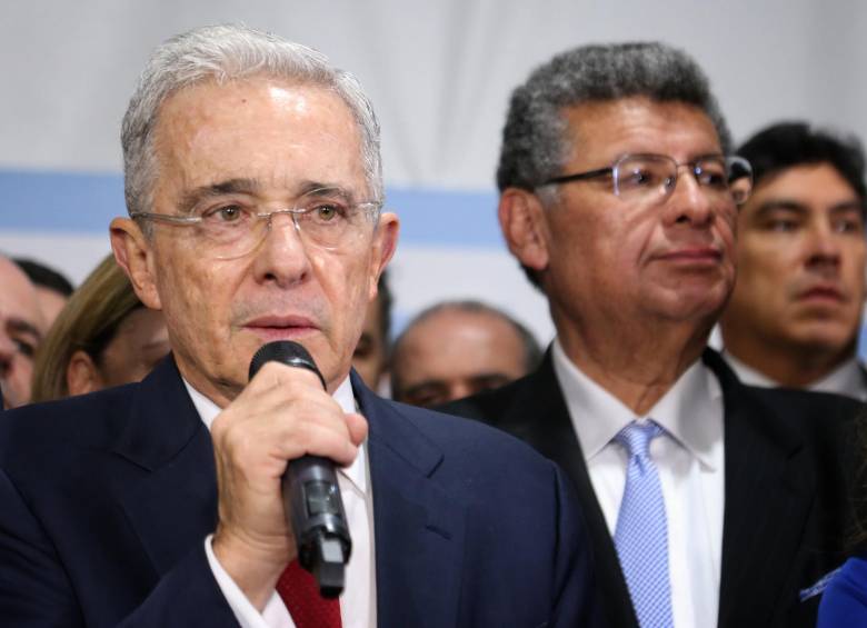 El pasado 10 de octubre, y luego de estar detenido en su casa, el expresidente y exsenador Álvaro Uribe Vélez recobró su libertad. La CSJ impuso la medida el 4 de agosto de 2020. FOTO colprensa 