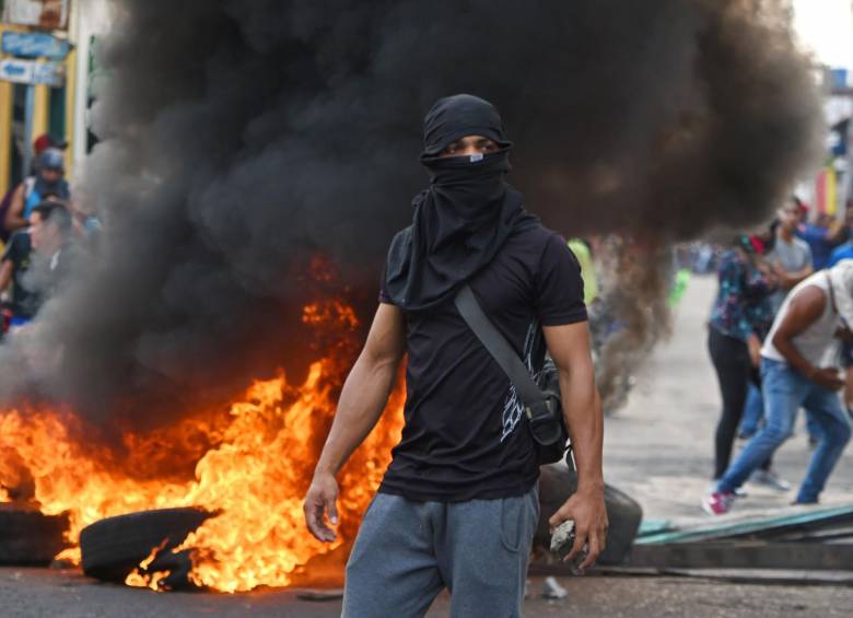 Algunos manifestantes quemaron llantas como protesta. FOTO AFP