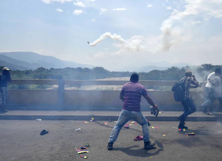 Así es la situación en el puente Simón Bolívar .FOTO AFP