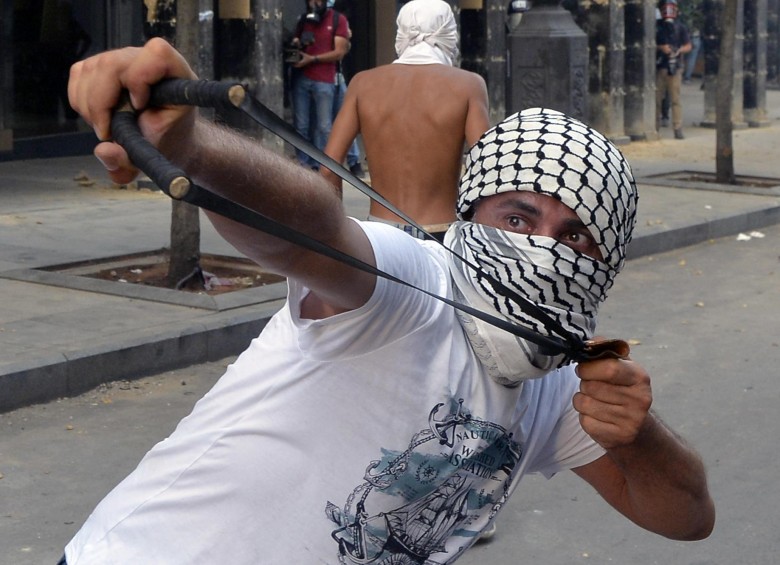 Fuertes enfrentamientos entre la fuerza pública y los manifestantes se registraron en la calles de Beirut. Foto: AFP