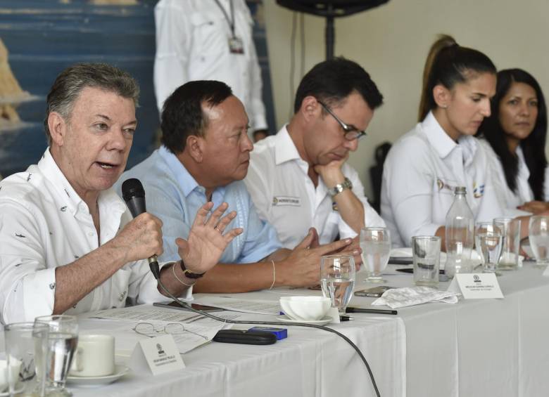 El presidente Santos, el gobernador Weildler Guerra y el ministro del Interior, Guillermo Rivera; el sábado en Riohacha. FOTO cortesía