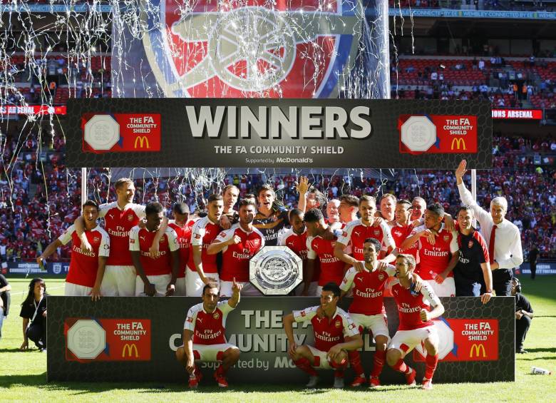 Arsene Wenger le ganó el primer duelo de la temporada a José Mourinho. FOTO REUTERS