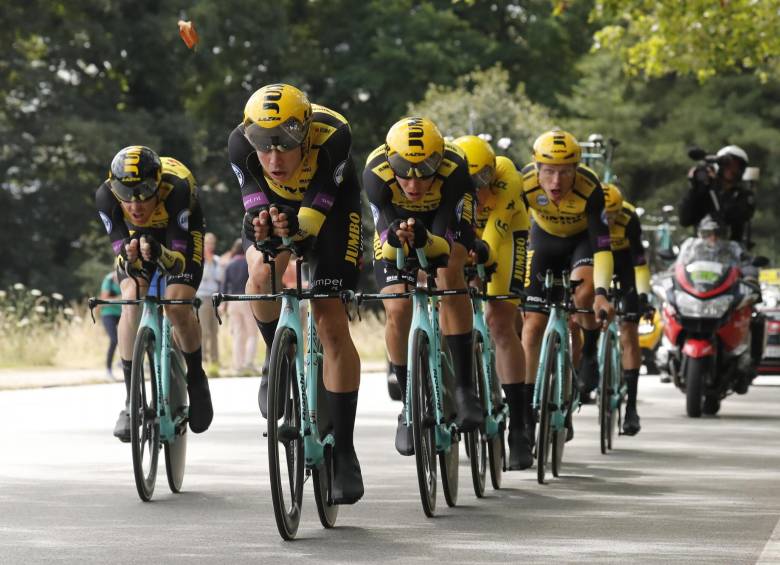 El equipo Jumbo fue el más veloz en la segunda etapa del Tour de Francia. FOTO EFE