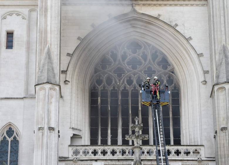 Los bomberos trabajando para apagar un incendio en la catedral de Saint-Pierre-et-Saint-Paul en Nantes: FOTO AFP