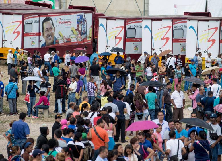 Cientos de personas haciendo fila afuera del supermercado Bicentenario de propiedad estatal en Caracas. FOTO AFP
