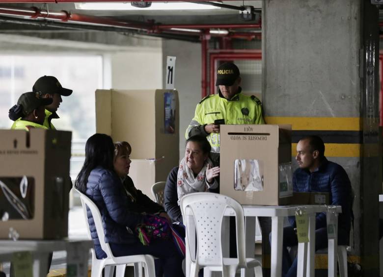 El próximo 27 de octubre se abrirán las urnas. 694 candidatos ya no podrán ser elegidos. FOTO Colprensa