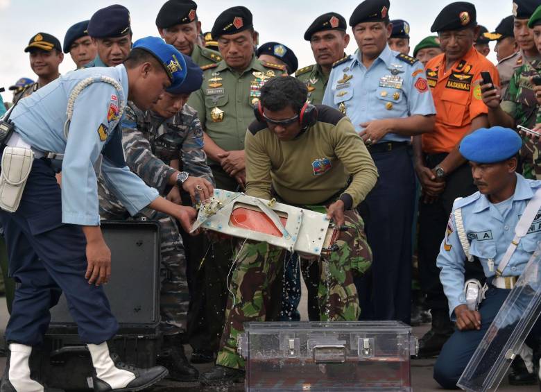 La segunda caja negra se encuentra a bordo de un buque de la marina indonesia a punto de ser traslada a Yakarta, donde será analizada por los expertos. FOTO AFP