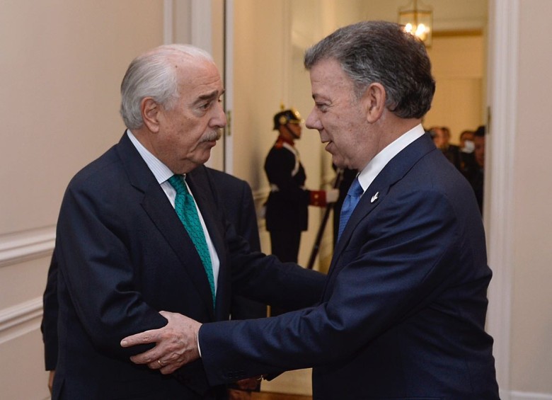 Los expresidentes Andrés Pastrana y Juan Manuel Santos. FOTO COLPRENSA