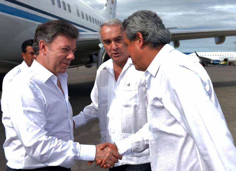 El presidente Santos arribó ayer a México e intervendrá hoy en la cumbre. Lo recibió el embajador José G. Ortiz. FOTO presidencia