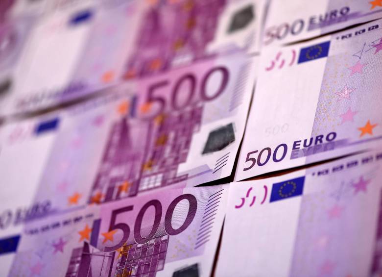 Actualmente hay en circulación casi 600 millones de billetes de 500 euros, que deberán ser sustituidos cuando se retire de la circulación y deje ser un medio de pago legal. FOTO Reuters