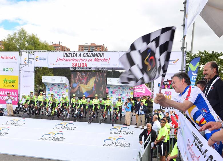 Luego de completar 10 kilómetros montado en su bicicleta el presidente Juan Manuel Santos dio inició a la Vuelta Colombia. FOTO cortesía