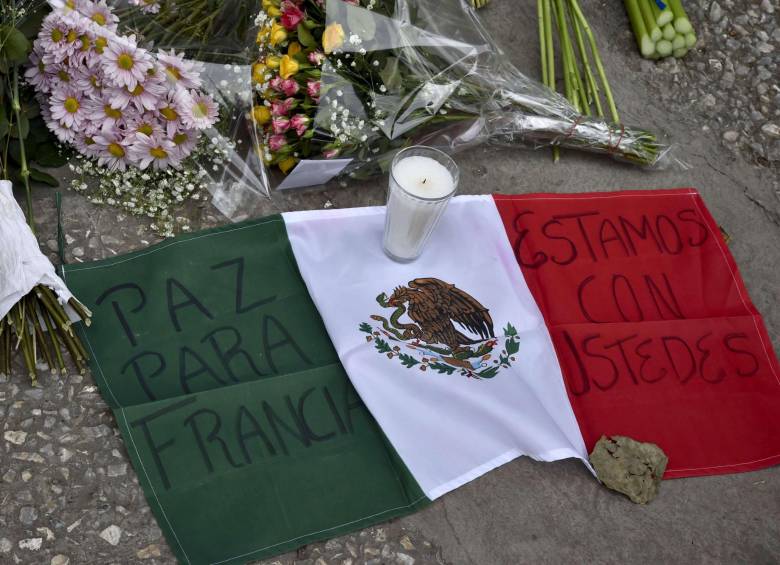 Bandera mexicana en la embajada francesa en la Ciudad de México. FOTO AFP