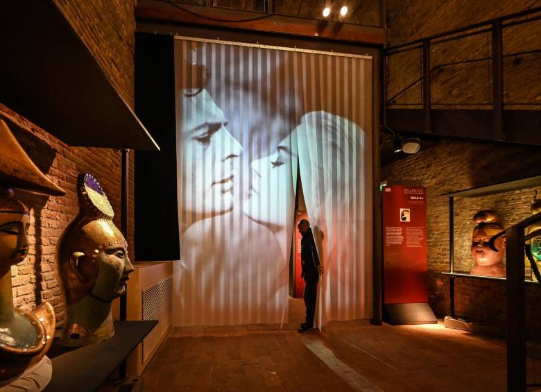 Exposición Fellini 100: Immortal Genius en Rimini, su ciudad natal. Se ve a los actores Anita Ekberg y Marcello Mastroianni en la cinta La Dolce Vita. FOTO afp