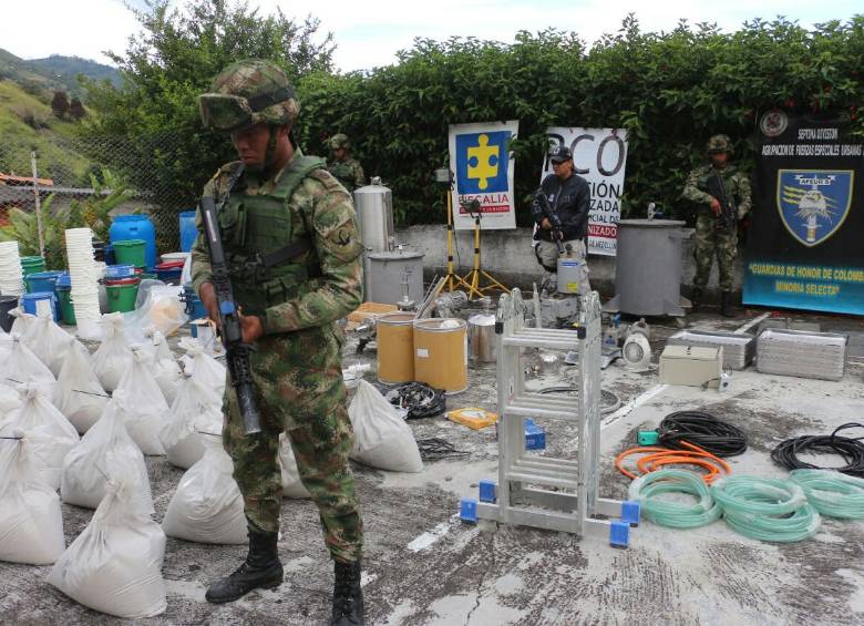 En estos costales estaba la cocaína camuflada con estuco, en una finca de la vereda El Zarzal de Copacabana. FOTO: Cortesía de la Cuarta Brigada.