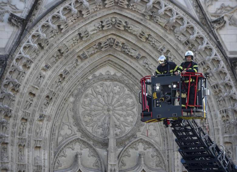 Los bomberos trabajando para apagar un incendio en la catedral de Saint-Pierre-et-Saint-Paul en Nantes: FOTO AFP