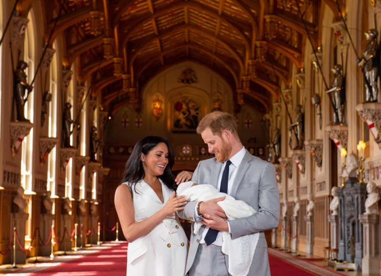 El príncipe Harry, duque de Sussex (R), de Gran Bretaña, y su esposa Meghan, duquesa de Sussex, posan para una foto con su hijo recién nacido en St George’s Hall en Windsor Castle en Windsor, al oeste de Londres, el 8 de mayo de 2019.Dominic Lipinski / AFP
