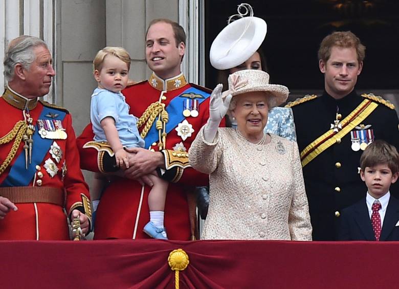 Más de mil soldados vestidos con su uniforme tradicional de gala desfilaron hoy por el centro de Londres durante la celebración oficial del 89 cumpleaños de la reina Isabel II. FOTO 