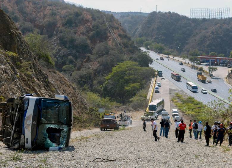Así quedó el bus donde viajaban los jugadores de Huracán. FOTO AFP