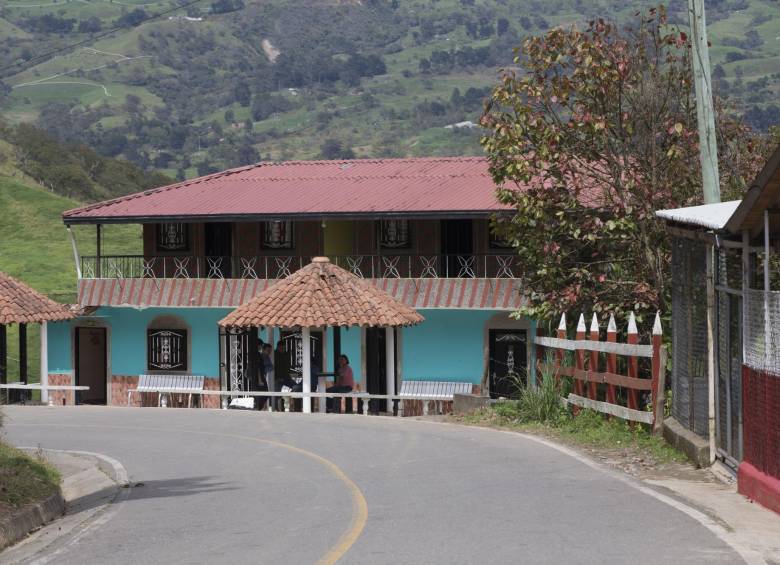 En esa casa funciona el estadero donde ocurrió la masacre. Los agresores utilizaron fusiles y subametralladoras para cometer el crimen. Algunos de los proyectiles disparados impactaron varias paredes de la estructura. FOTOS Jaime Pérez