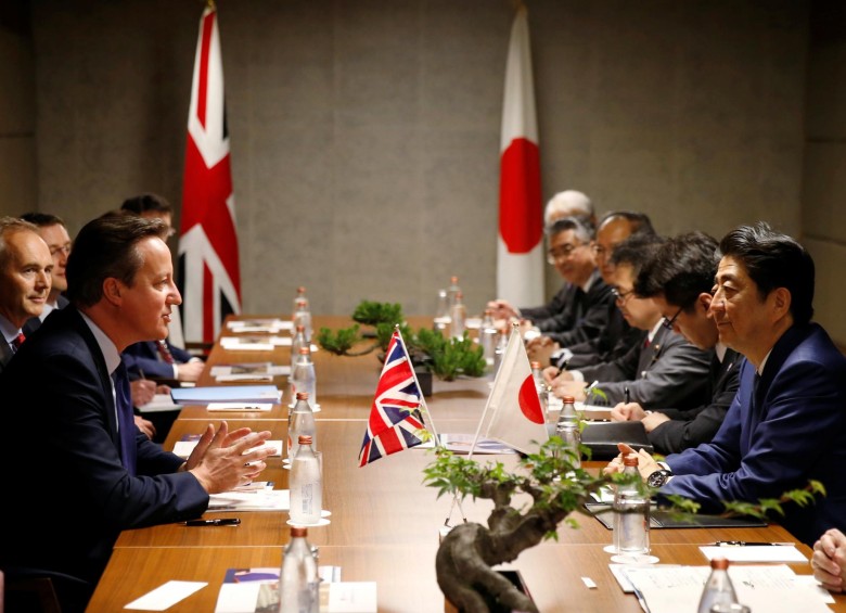 El primer ministro británico, David Cameron, se reunió el miércoles con su similar japonés y anfitrión de la cumbre del bloque, Shinzo Abe, preparando los diálogos de hoy y el viernes. FOTO Reuters