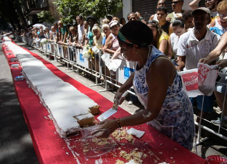 Para preparar esta torta gigante se utilizaron 2,5 toneladas de harina de trigo, 1,5 tonelada de margarina, dos toneladas de azúcar, mil litros de leche, 50 kilos de fermento, mil litros de chantilly y 30.000 huevos. FOTO AFP