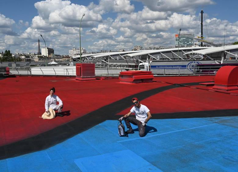 Los artistas franceses Ella (L) y Pitr en el techo de Paris Expo Porte de Versailles. Foto:AFP