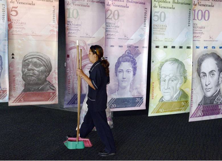 Gobierno venezolano toma medidas y el devaluado bolívar se expone en el Banco Central. FOTO afp