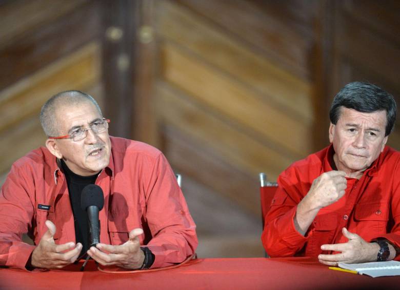 Los delegados de paz del Eln Antonio García y Pablo Beltrán ofrecieron este miércoles una rueda de prensa en Caracas. FOTO AFP 