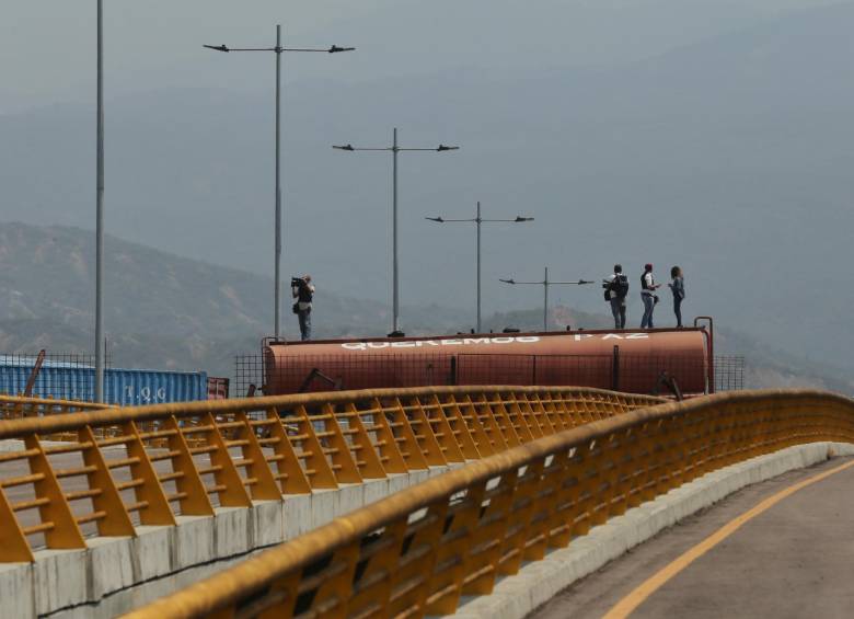 Contenedores colocados por el chavismo sobre el Puente de la Unidad, también conocido como Tienditas. FOTO: COLPRENSA 