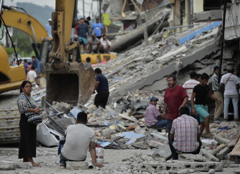 El ministro de seguridad de Ecuador afirmó que el saldo de muertos por terremoto subió a 350 y 2.068 los heridos por el terremoto de 7,8 grados. FOTO AFP