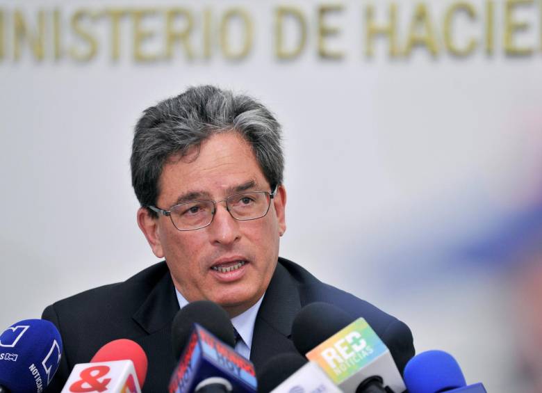 El ministro de Hacienda, Alberto Carrasquilla, afirmó que no se enriqueció con los “Bonos Agua” y que los 117 municipios que participaron no se quebraron. FOTO colprensa