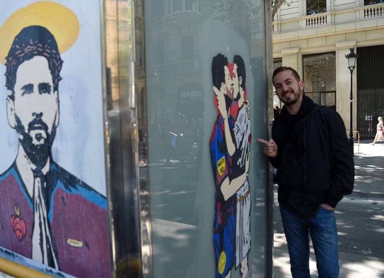 El grafiti de Messi y Ronaldo besándose
